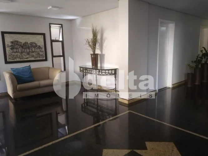 Apartamento com 4 quartos, sendo 1 suíte disponível para venda no bairro Martins em Uberlâ