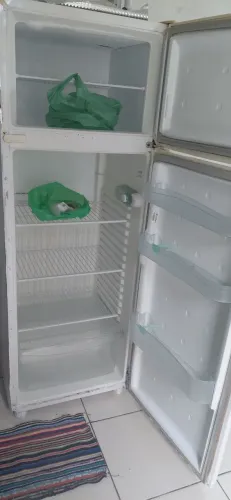 Vendo essa geladeira q esta funcionando perfeitamente por 400 reais
