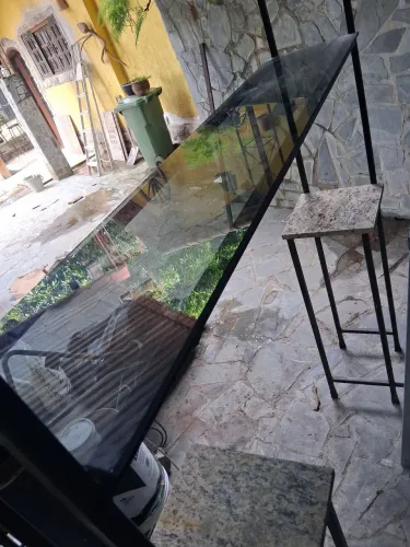 Estante de ferro cor ouro velho. 