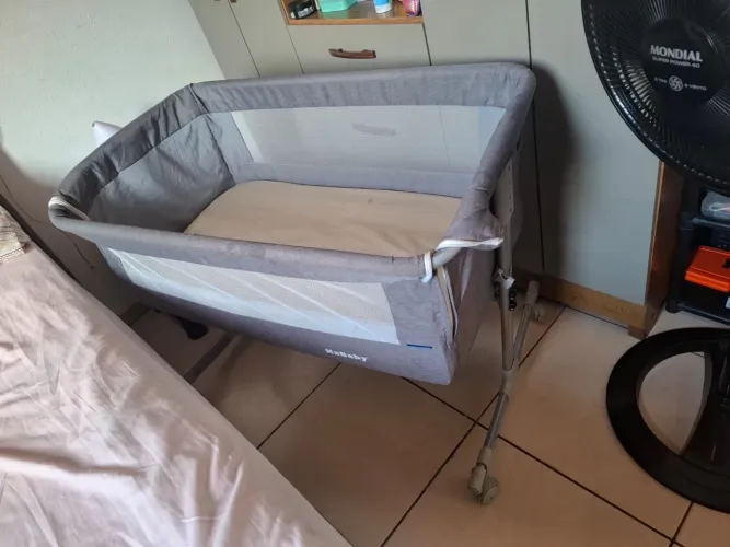 BERÇO KOBED ACOPLA NA CAMA E VIRA BALANÇO 