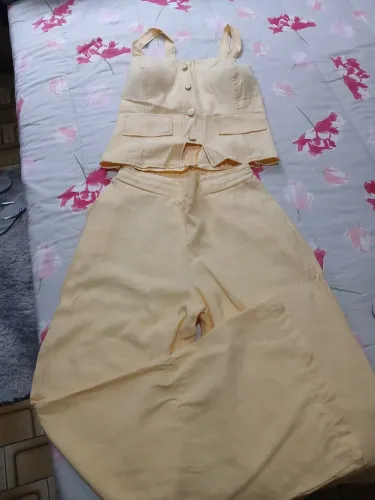 Conjunto de calça e blusa de alça amarelo, casual e confortável.