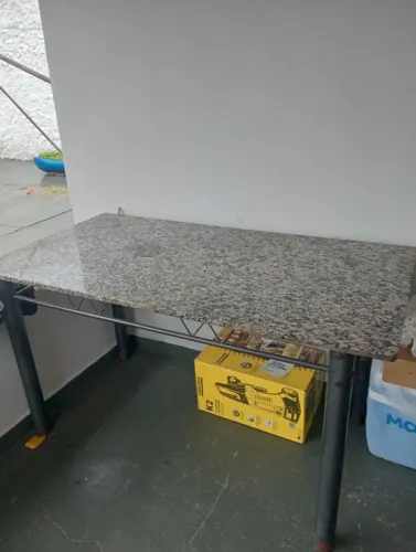 Mesa com Tampo de Granito e Pés de Metal