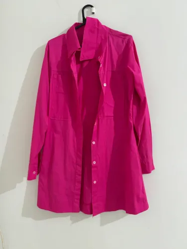 vestido rosa de botões