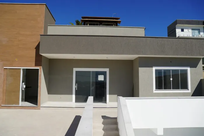 CASA À VENDA - CONDOMÍNIO DOS PÁSSAROS CABO FRIO - O Condomínio disponibiliza lazer e segu