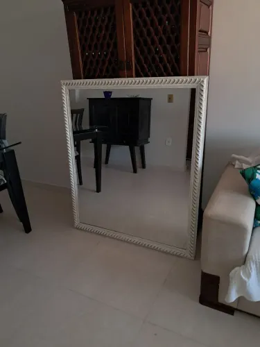 Espelho com moldura clássica