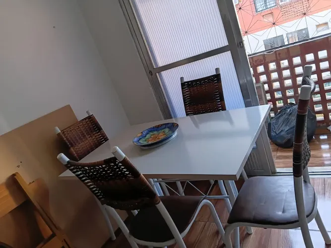 Vendo mesa com 4 cadeiras
