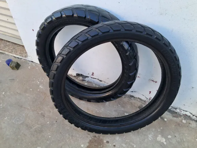 Vendo peneu de moto bros usado 140.00