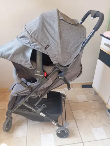 Carrinho de bebê + bebê conforto