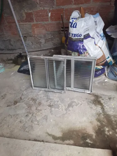 Desapega vendo dois basculante alumínio 40 X 40