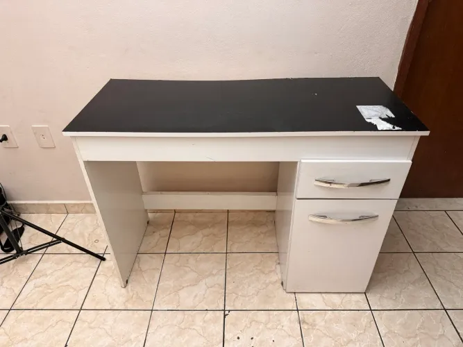 Doa-se mesa simples de estudo ou escritório no estado