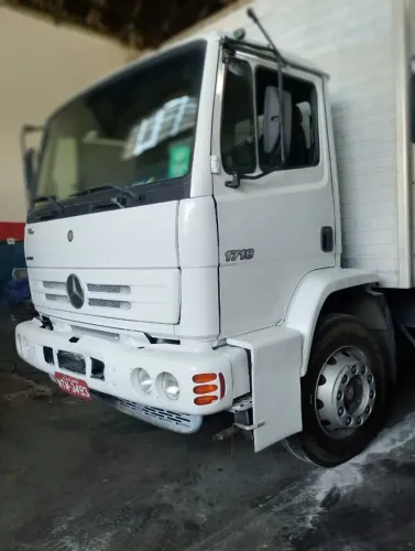 Caminhão baú Mercedes 1718 ano 2010 pronto para trabalhar. Caminhão de procedência, muito