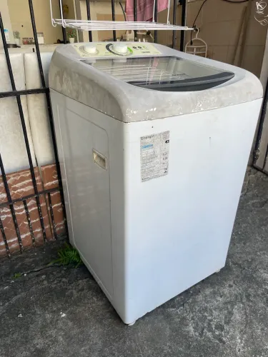 Vendo máquina de lavar para retirada de peças , gabinete sem ferrugem, problema no eixo