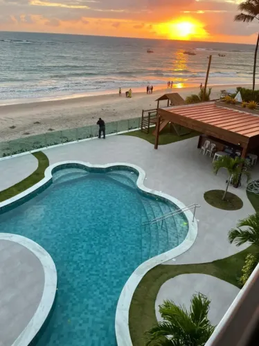 Apartamento térreo beira mar, centro de porto de galinhas, 3 quartos, frente as piscinas n