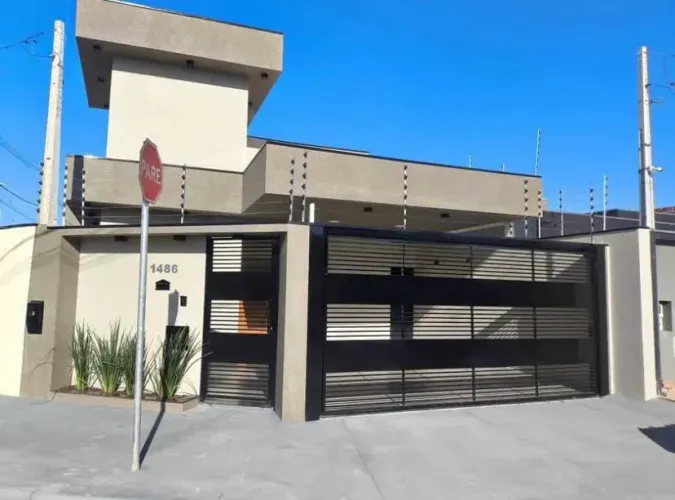 CASA À VENDA EM MARINGÁ
