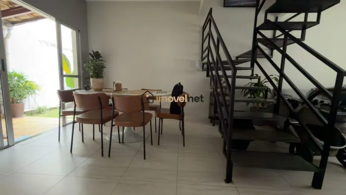 CASA EM CONDOMINIO TRES QUARTOS COM SUITE