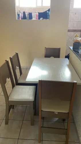 Mesa pequena 1,08m X 68cm acompanha 4 cadeiras
