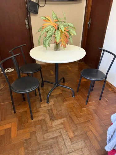 Mesa com 3 cadeiras