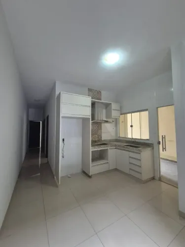 Casa à venda em Rio Verde com cômodos espaçosos, localização ótima, 3 quartos e armários e