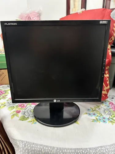 O monitor na imagem é um modelo LG Flatron L1753T.