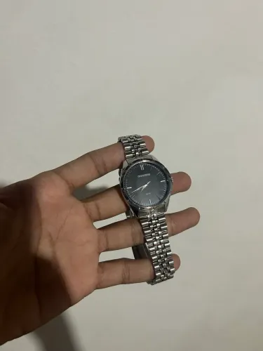 Relógio Mondaine original, com pulseira em aço prata e mostrador preto