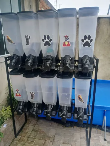 Vendo dispense de ração com 10 módulos