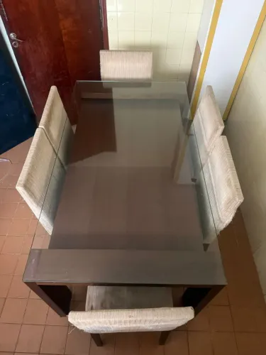Conjunto completo com mesa com tampo de vidro + 6 cadeiras, ideal para sua sala de jantar!