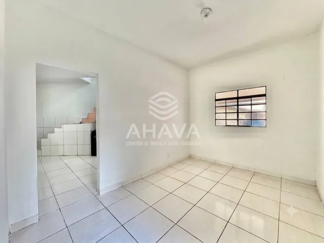 Casa com 2 Quartos para Aluguel, 50m², Lagoinha Leblon, próximo à região de Venda Nova