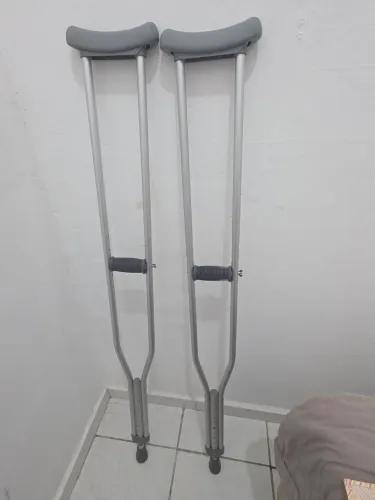 Muleta e bota ortopédica