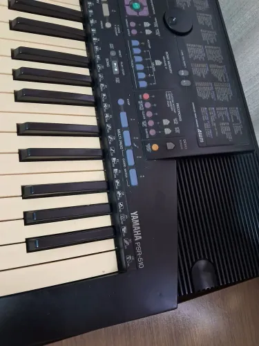 Teclado Yanaha PSR 510, fonte, suporte e capa
