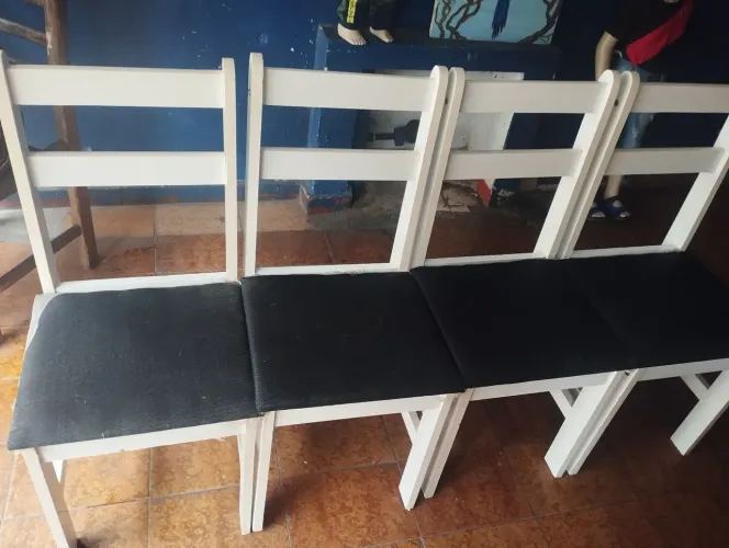 4 cadeiras de madeira c assento forrado