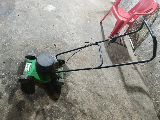 Vendo roçadeira de 4 rodas Flap