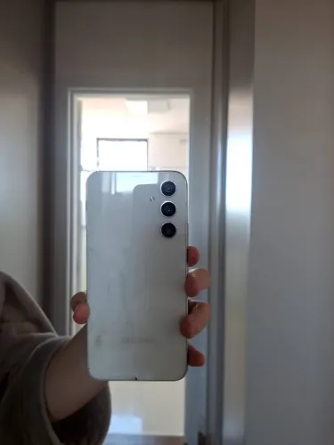Samsung galaxy a54 256gb cor: branco acompanha caixa e acessórios parte traseira quebrada