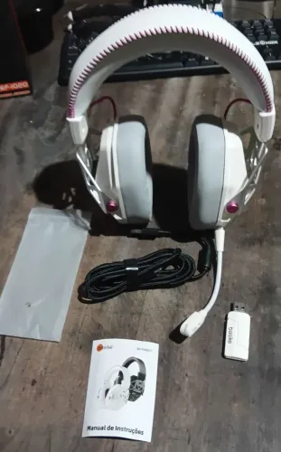 Fone de ouvido headset grande branco com detalhes rosas