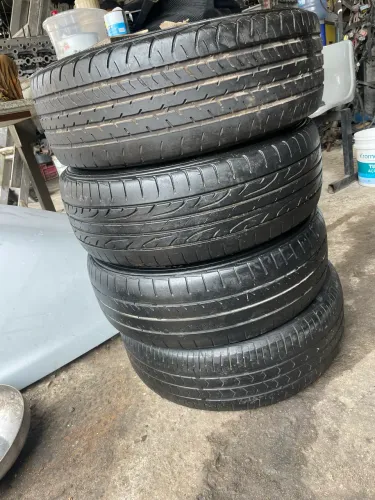 Vendo  4 aros  de magnésio com pneus original peugeot 15