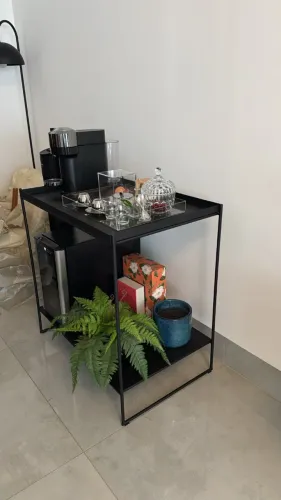 Aparador para café e vinho de ferro.