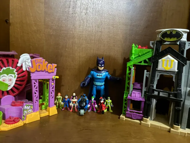 IMAGINEXT fábrica de risadas coringa e batcaverna acompanhada da liga da justiça 