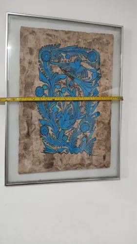 Quadro antigo já com moldura de vidro papiro decorado com figura de pássaro cor azul