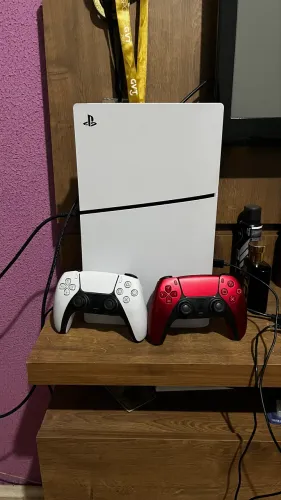 PS5 slim mídia digital 1Tb + 2 controles
