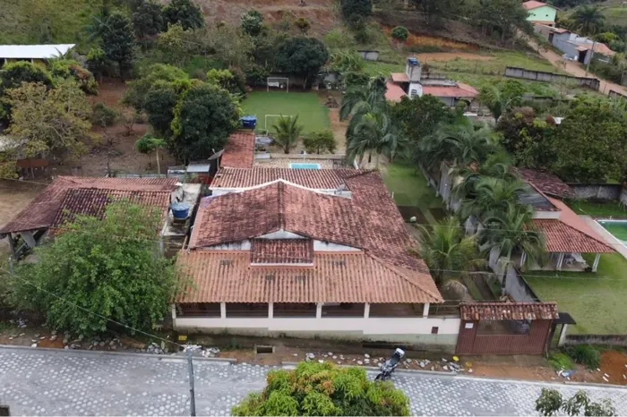 Casa com piscina, campo de futebol e diversas árvores frutíferas  Jardins do Continente