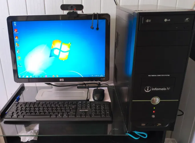 Computador completo,CPU, Monitor, Teclado, Mouse, Camara de Vídeo e Fone de ouvido.