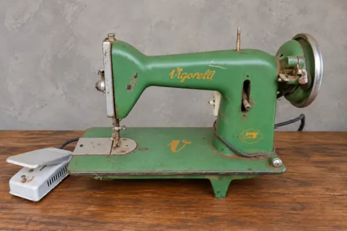 Maquina de costura Vigorelli antiga com motor.