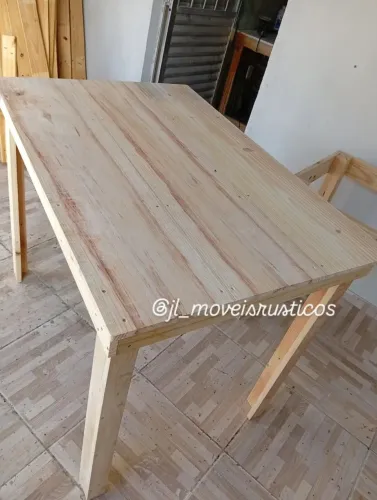 Vendo mesa em madeira maciça de pinos 