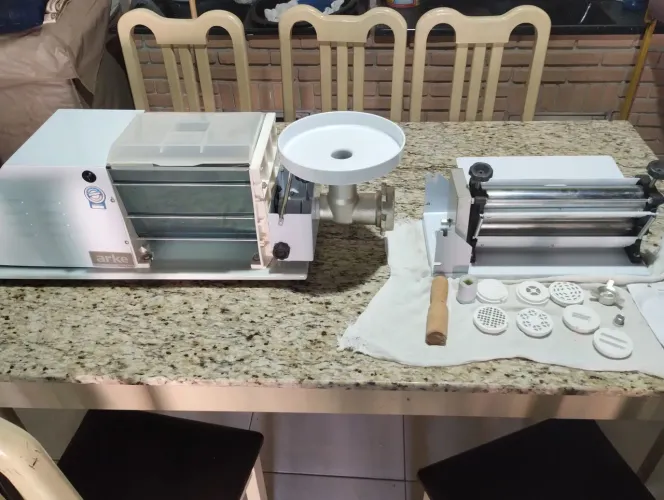 MÁQUINA PARA SOVAR MASSA 