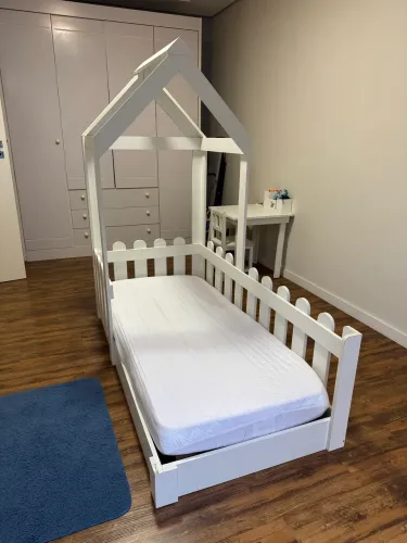 Cama Infantil Montessoriana Estilo Casinha com Grades