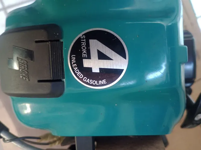ROÇADEIRA MAKITA GASOLINA 4T USADA UMA VEZ E GUARDADA, FUNCIONANDO PERFEITAMENTE .