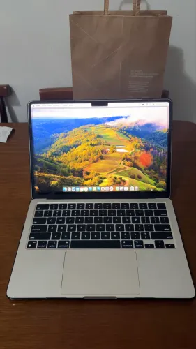 MacBook Air M2 13,6 pol | 8 GB RAM | SSD 256 GB