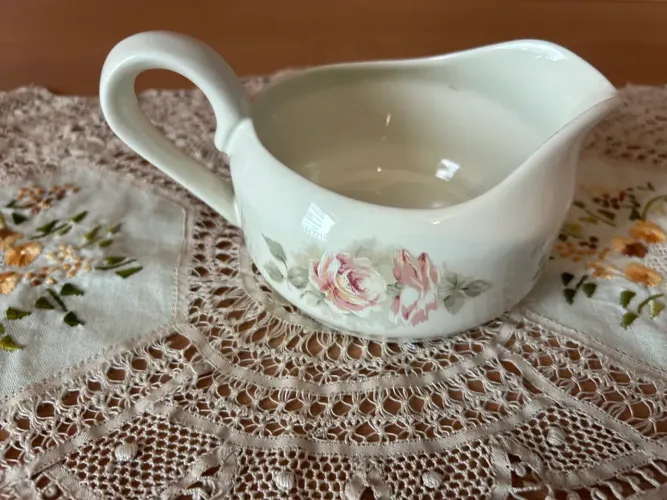 Molheira antiga de porcelana branca com decoração floral Schmidt