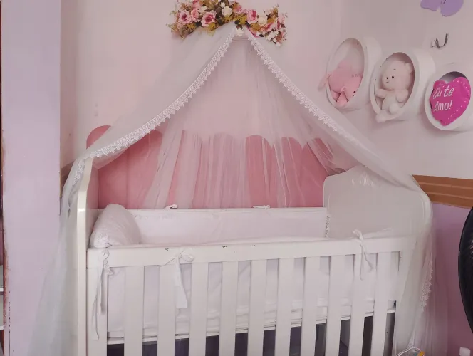 Berço capitonê vira cama + dorcel kit berço e mosqueiro