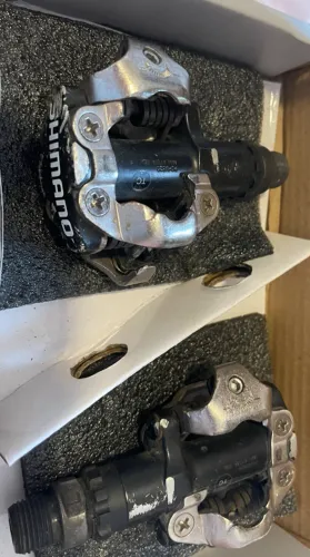 Pedal Shimano PD?M520 com encaixe SPD