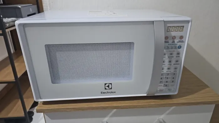 Vende-se um microondas Electrolux semi novo pra retirada no jacintinho 